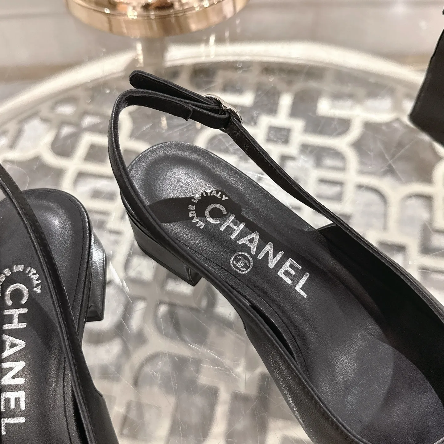 👟👟Ex-factory price 540👟👟 Chanel 𝟐𝟎𝟐𝟓SS spring and summer new double C button Mary Jane 🆕 Xiaoxiang𝐂jia's beautiful Mary Jane sandals are so sweet that they are so beautiful that they have a round square toe design. Cute and cute ~ metal/button logo. The appearance is super online. When you wear it, you will feel like a wealthy daughter. I thought it looked good only when I put it on my feet, I realized how easy it is to wear ~ Upper: Customized lambskin Lining: Sheepskin Outsole: Genuine leather outsole imported from Italy Code number: 35-42 (customized on 40.41.24, non-refundable) Packaging: The latest gift box packaging at the counter